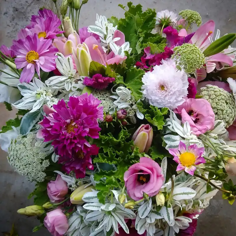 Seasonal Flowers and Green Foilage (XL)