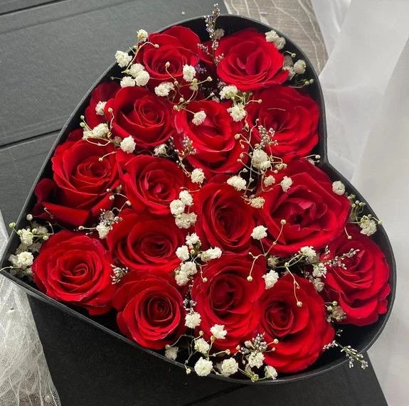 Flower box Arrangement with Red Roses and Gypso  (L)